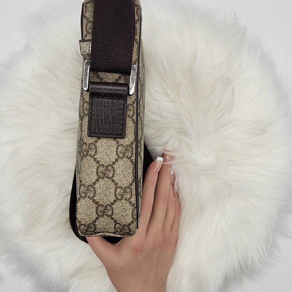 Gucci Mono Messenger Bag Ebony - Picture 14 of 17